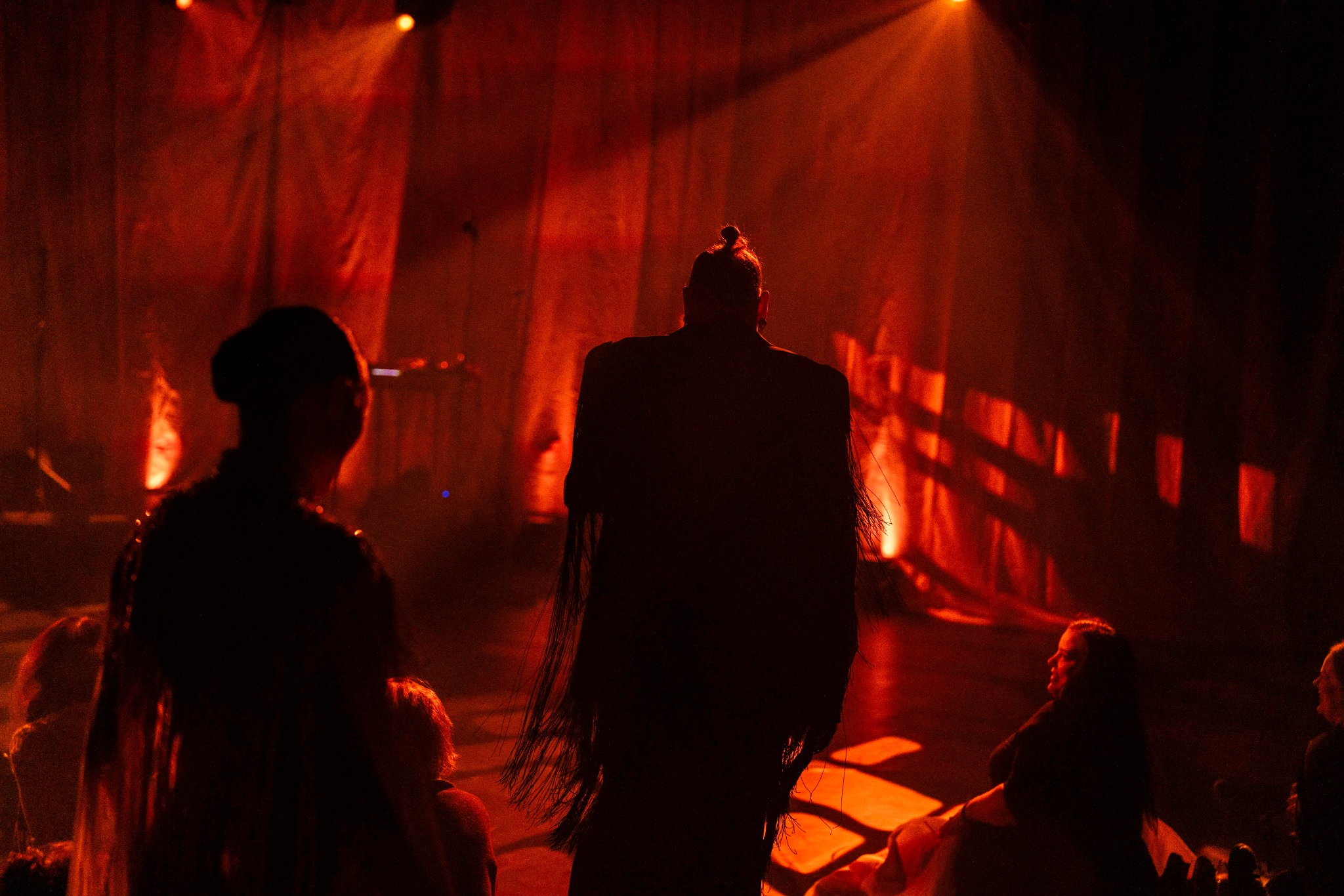 Black-and-white photograph of Marius Gjersø and Maiko Nishino silhouetted on stage, by David Engmo