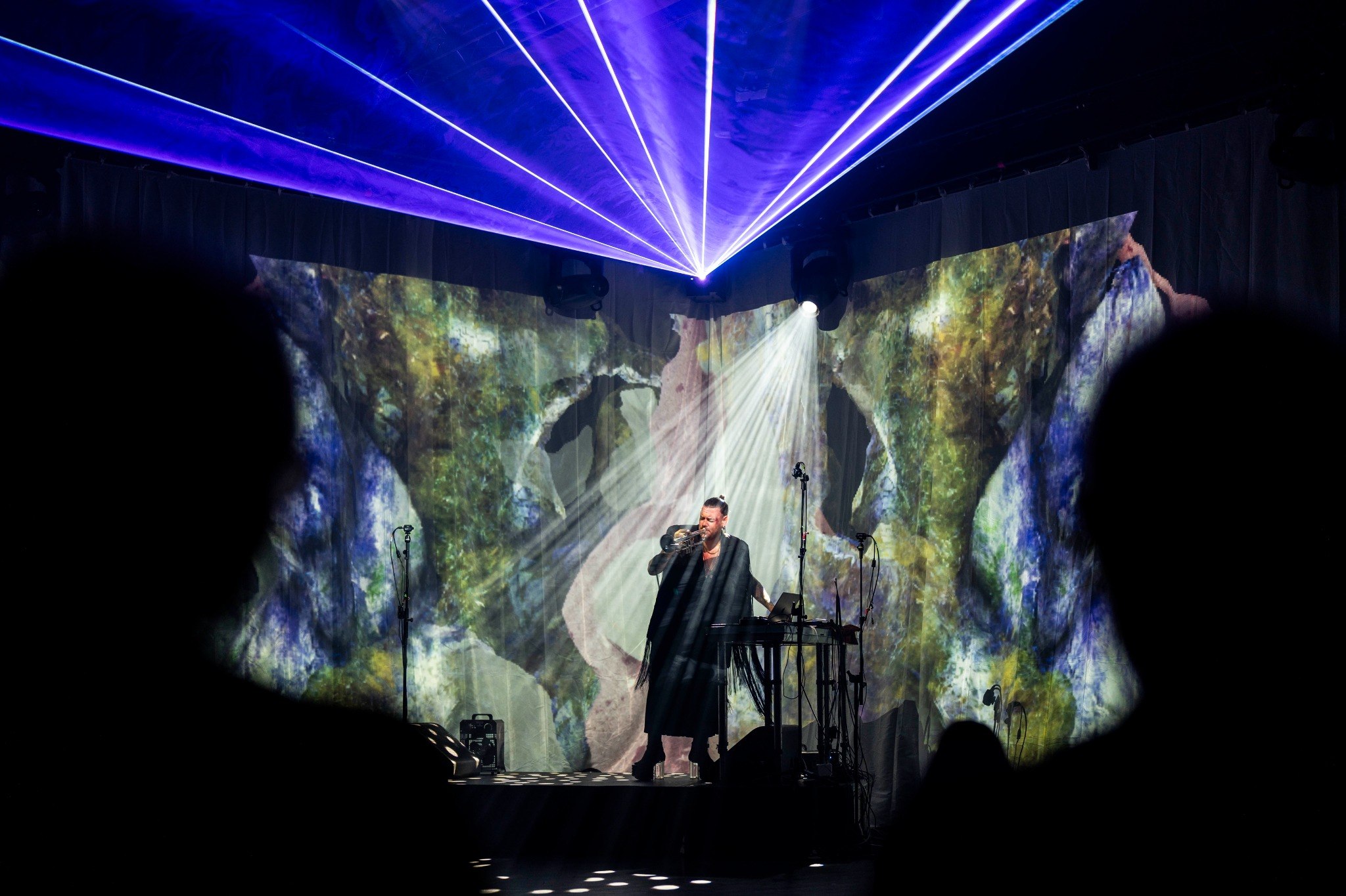 Marius Gjersø and Maiko Nishino performing amid laser light and large projections